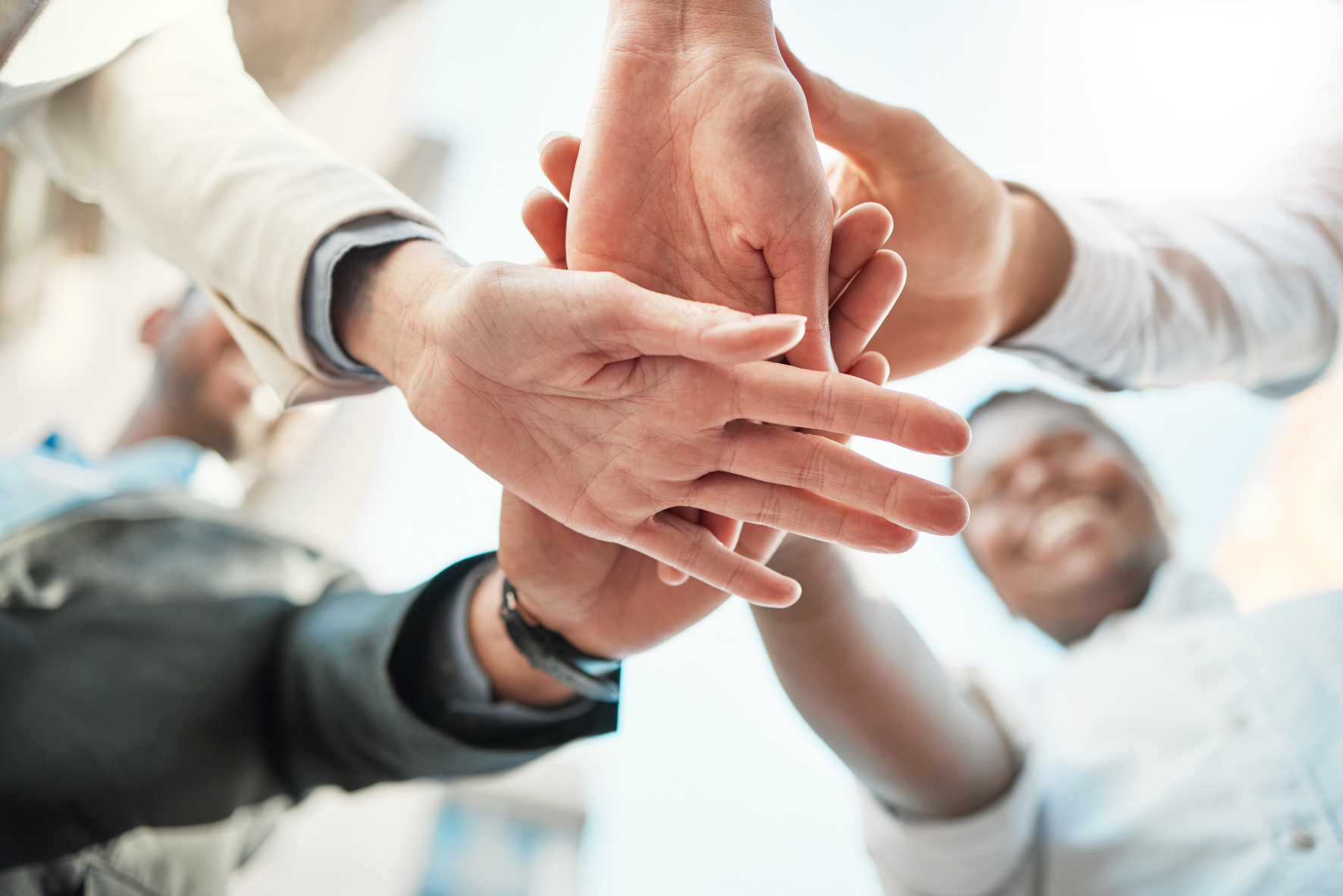 Kädet yhdessä kuvituskuva