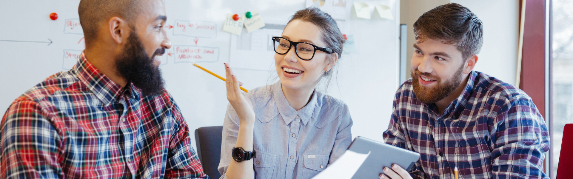 Innostuneita ihmisiä työskentelemässä yhdessä