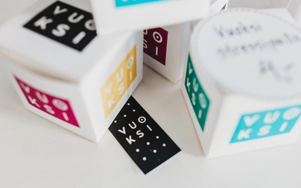 Vuoksin kuva jossa markkinointimateriaalia